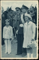 De Koninklijke Familie Tijdens De Onthulling Van Het Standbeeld Van Koning Albert Te Nieuwpoort - Familias Reales