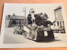 Photo Cavalcade Fanfare Défilé Majorettes Corso Fleuri Fête Saint Clair GOURNAY EN BRAY 76 Seine Maritime Normandie 1967 - Plaatsen