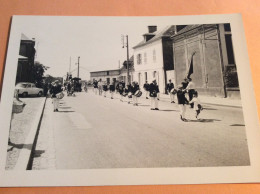 Photo Cavalcade Fanfare Défilé Majorettes Corso Fleuri Fête Saint Clair GOURNAY EN BRAY 76 Seine Maritime Normandie 1967 - Lugares