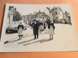 Photo Cavalcade Fanfare Défilé Majorettes Corso Fleuri Fête Saint Clair GOURNAY EN BRAY 76 Seine Maritime Normandie 1967 - Lugares