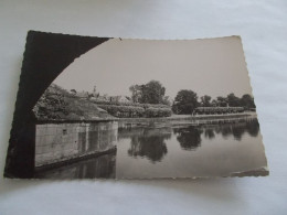 VIERZON ( 18 Cher ) LE CANAL VU DE DESSOUS UN PONT  1953  VUE DIFFERENTE - Vierzon