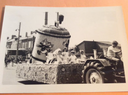 Photo Cavalcade Fanfare Défilé Majorettes Corso Fleuri Fête Saint Clair GOURNAY EN BRAY 76 Seine Maritime Normandie 1967 - Lugares