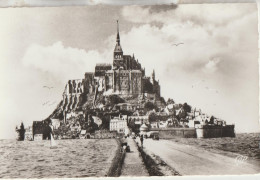 Le Mont Saint-Michel 50  Belle Carte Non Circulée Glacée De Vue Prise De La Digue Animée Voitures Et Bateau - Le Mont Saint Michel