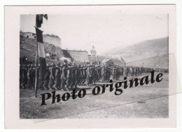 Photo Originale - Militaires Soldats Bidasses Armée Guerre - Année Lieu ? - Montagne Défilé Sur La Place - Libération ? - Oorlog, Militair