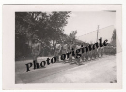 Photo Originale - Militaires Soldats Bidasses Armée Guerre - Année Lieu ? - Montagne Défilé Sur La Place - Libération ? - Oorlog, Militair