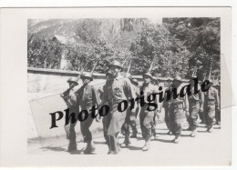 Photo Originale - Militaires Soldats Bidasses Armée Guerre - Année Lieu ? - Montagne Défilé Sur La Place - Libération ? - Krieg, Militär