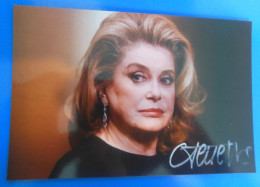 AUTOGRAPHE DE CATHERINE DENEUVE SUR PHOTO - Schauspieler Und Komiker