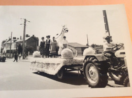 Photo Cavalcade Fanfare Défilé Majorettes Corso Fleuri Fête Saint Clair GOURNAY EN BRAY 76 Seine Maritime Normandie 1967 - Lugares