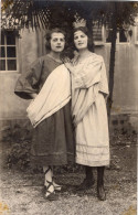 Carte Photo De Deux Jeune Femme élégante Déguisé Posant Dans La Cour De Leurs Maison En 1924 - Anonymous Persons