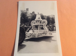 Photo Cavalcade Fanfare Défilé Majorettes Corso Fleuri Fête Saint Clair GOURNAY EN BRAY 76 Seine Maritime Normandie 1968 - Places