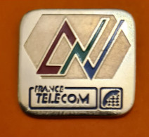 SUPER PIN'S FRANCE TELECOM Avec Symbole Effets Transmission Sur Fond Or  1,8X1,7cm - France Télécom