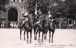 Carte Photo Cavaliers Garde Républicaine 1939 Le Porte Drapeau A été Assassiné Avec Ses 2 Enfants à Oradour Sur Glane - Guerra 1939-45