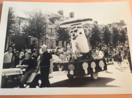 Photo Cavalcade Fanfare Défilé Majorettes Corso Fleuri Fête Saint Clair GOURNAY EN BRAY 76 Seine Maritime Normandie 1968 - Places