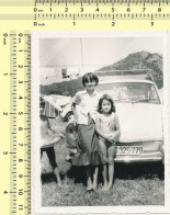 REAL PHOTO WOMAN AND KIDS GIRLS NEXT TO CAR ON BEACH CAMP Femme Et Fillettes Sur Plage PHOTO Snapshot - Anonieme Personen