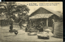 Carte Avec Vue: N° 43 - 19 ( Emballage Du Poisson Sec Dans Le Mayumbe) Obl. LISALA  Juin 1913 Pour Rome - Ganzsachen