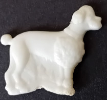 FEVE - FEVES - "ANCIENNE PLASTIQUE ANIMAUX" -  UN CHIEN   - DOS PLAT ET LISSE -  PEU COURANTE ! - Tiere