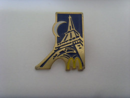 P23- Pin's Mc Donald's Arthus Bertrand, Thème Tour Eiffel, Lune - McDonald's