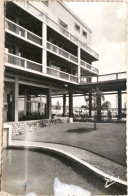 Carte Postale : 17 : ROYAN : Le Front De Mer : Un Coin Des Jardins, Le Portique, Timbre En 1962 - Royan