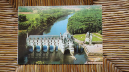 Chenonceaux , Vue Aérienne Du Château Et Le Cher , A Droite , Le Donjon ( Tour Des Marques ) Et Le Jardin Médicis - Chenonceaux