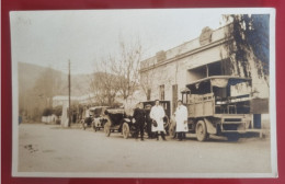 PH - Ph Original - Des Hommes Discutant Devant De Gros Camions De Transport - Cars