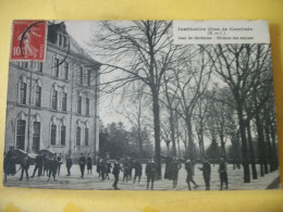 49 5720 CPA - 49 INSTITUTION LIBRE DE COMBREE - COUR DE RECREATION - DIVISION DES MOYENS  - ANIMATION. - Ecoles