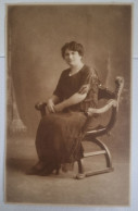 PH - Ph Original - Femme âgée Assise Dans La Chaise De La Mère Pour Une Photo De Portrait - Personas Anónimos