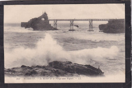 64. BIARRITZ . Le Rocher De La Vierge Avec Vagues - Biarritz