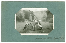 Photo De Famille Joyeuse Sur Une Botte De Foin, Pyramide Humaine, Mont Ozren, Serbie, 1940 - Lieux