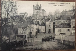 CPA 24 Dordogne, TERRASSON, Place Du Foirail, Animée, Maquignons, Boeufs, éd Bessot Et Guionie, écrite - Terrasson-la-Villedieu