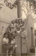 Carte Photo D'une Famille élégante Posant Sur Les Escalier De Leurs Maison - Personas Anónimos