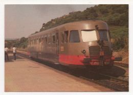 CHEMINS DE FER ITALIENS RÉSEAU À VOIE NORMALE DE LA SARDAIGNE : L'AUTORAIL AIN 772. 3289 EN GARE D'ENAS . 1980 - Trains
