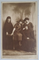 PH - Ph Original - Portrait En Pied De Quatre Femmes Habillées Pour Des Funérailles - Personnes Anonymes