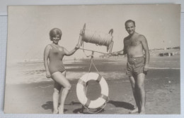 PH - Ph Original - Couple Posant Sur La Plage De Necochea, Argentine, à Côté Du Poste De Sauveteur - 1962 - Anonyme Personen