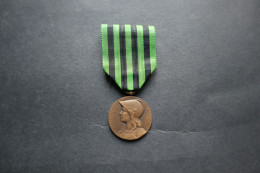 Médaille  Guerre De 1870 1871  Aux Défenseurs De La Patrie - France