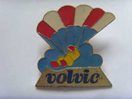 P31- Pin's Volvic Thème Sport, Parachutisme - Parachutisme