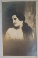 PH - Ph Original - Portrait Sombre D'une Adolescente Aux Cheveux Longs, 1920 - Personnes Anonymes