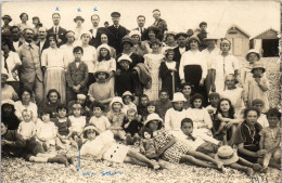 CP Carte Photo D'époque Photographie Vintage Plage Groupe Mode Galets  - Parejas