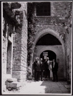 Jolie Photo D'un Groupe De Gens à Ein Kerem En Israël En Mai 1957, Judaïca, Terre Sainte, Jérusalem 8,7 X 11,4 Cm - Orte