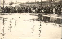 CP Carte Photo D'époque Photographie Vintage Groupe Bassin à Situer - Koppels