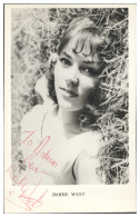 V6332/ Sängerin Dodie West Autogramm Foto AK  England 60er Jahre - Autographes