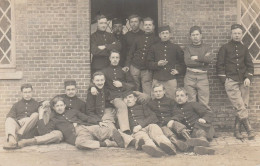 Beeringen Photo Card Peloton De Soldats Posant Devant L'Entrée Du Bâtiment # 1912      5096 - Sonstige & Ohne Zuordnung