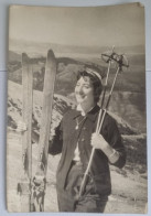 PH - Ph Original - Jeune Femme Au Sommet De La Montagne Avec Ses Skis Souriant, 1955 - Personnes Anonymes