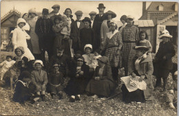 CP Carte Photo D'époque Photographie Vintage Groupe Mode Plage à Situer Cayeux ? - Koppels