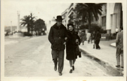 CP Carte Photo D'époque Photographie Vintage Couple Mode Marche Mode - Parejas