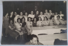 PH - Ph Original - Un Grand Nombre De Jeunes Femmes Assises à La Table Lors De La Fête Des Diplômés De L'école 1947 - Anonyme Personen