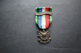 Médaille  Guerre De 1870 1871  OUBLIER ... JAMAIS  ARGENTE  Avec Barrette - Francia