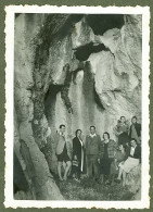 Photo D'une Famille Heureuse à L'intérieur De La Grotte, Mont Ozren, Serbie, 1940 (collé Sur Carton) - Lieux