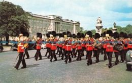 R109506 Guards Band Near Buckingham Palace. London - Andere & Zonder Classificatie