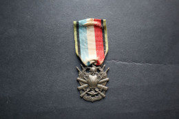 Médaille  Guerre De 1870 1871  OUBLIER ... JAMAIS  ARGENTE  Tête à Gauche - Francia