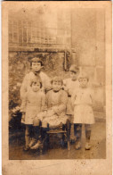 Carte Photo De Jeune Enfants Posant Dans La Cour De Leurs Maison A Fouras - Anonyme Personen